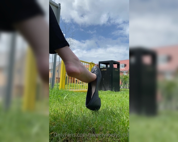 Sweetyfeetys_03 Onlyfans - How about dangling flats in the park