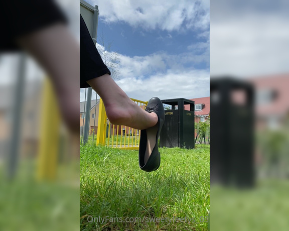 Sweetyfeetys_03 Onlyfans - How about dangling flats in the park