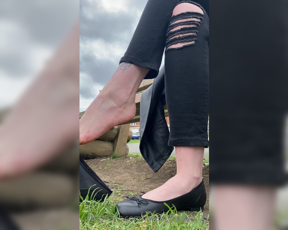 Sweetyfeetys_03 Onlyfans - Got new flats … which means a lot of shoeplaying and dangling ! Which is exactly what you love , esp