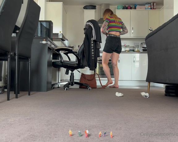Sweetyfeetys_03 Onlyfans - GIANTESS CRUSHES HER ROOMMATES Last thing she expected after getting back home , is finding all