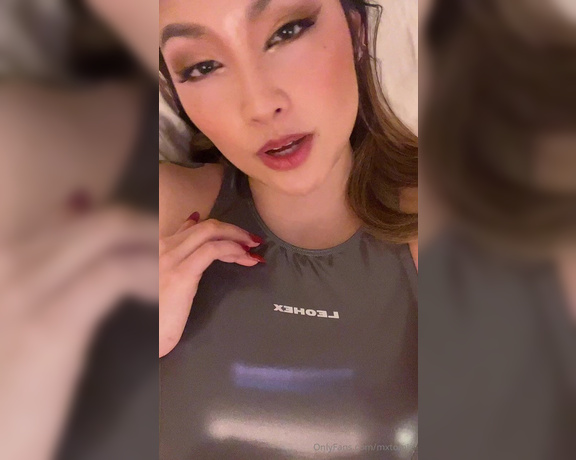 Mx Tomie aka mxtomie OnlyFans - This is a close up ASMR moment for my material fetishists Volume up!