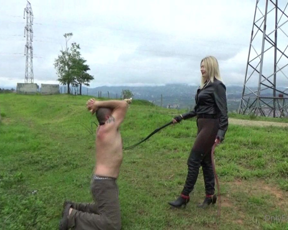 Gerald Hrfan aka ghrfan OnlyFans - When the Queen wants to enjoy the pleasure of bullwhipping, she really means it! Here she