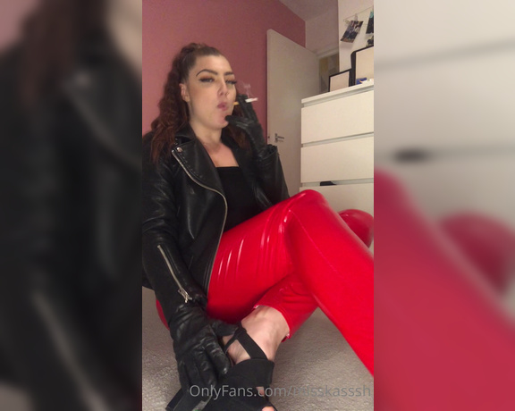 Katlyn Moree aka katlynmoree OnlyFans - Ignoring you while I smoke