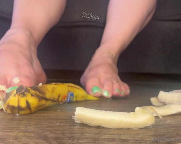 SofieeSoles aka sofieesoles OnlyFans - Peeled some bananas and smushed them up my toes are so good lol