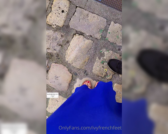 Maîtresse Ivy aka maitresseivy OnlyFans - Petites sandales et robe bleue dans la rue )