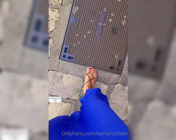 Maîtresse Ivy aka maitresseivy OnlyFans - Petites sandales et robe bleue dans la rue )