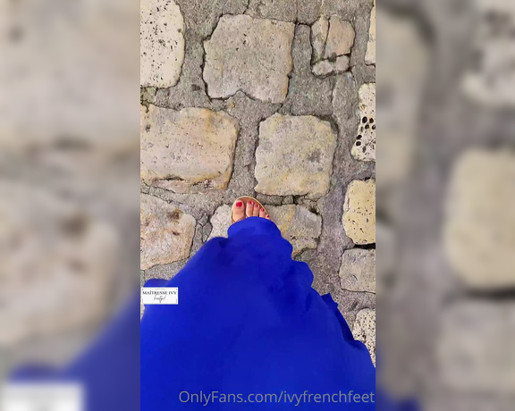 Maîtresse Ivy aka maitresseivy OnlyFans - Petites sandales et robe bleue dans la rue )