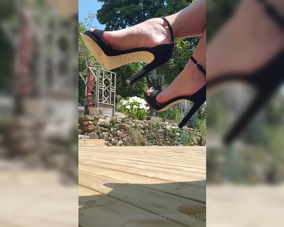 Maîtresse Ivy aka maitresseivy OnlyFans - A small dangling shoe video for you guys hope you like