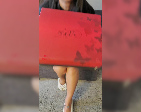 Maîtresse Ivy aka maitresseivy OnlyFans - Unboxing of a present D Like