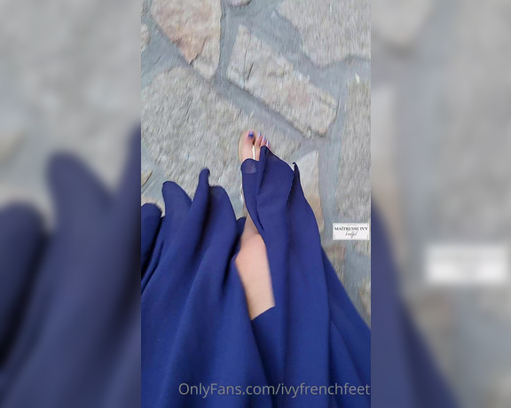 Maîtresse Ivy aka maitresseivy OnlyFans - Marche avec moi dans les petites rues italiennes et espre pourvoir me masser les pieds