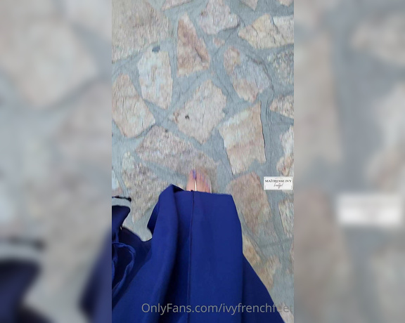 Maîtresse Ivy aka maitresseivy OnlyFans - Marche avec moi dans les petites rues italiennes et espre pourvoir me masser les pieds