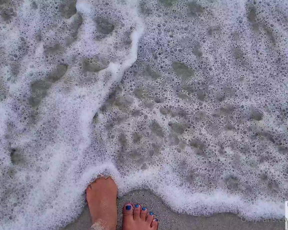 Maîtresse Ivy aka maitresseivy OnlyFans - Coute le bruit des vagues et jalouse ces vagues qui viennent nettoyer mes pieds