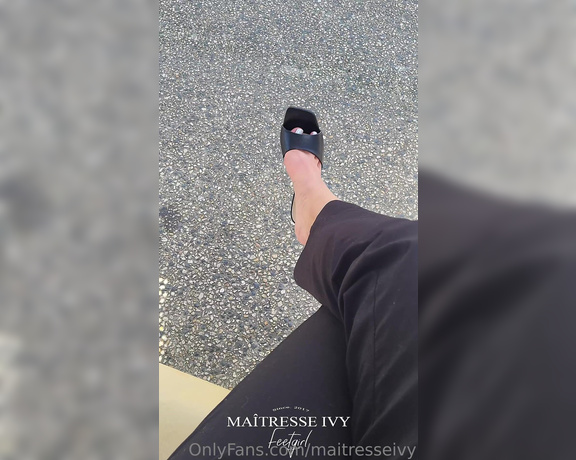 Maîtresse Ivy aka maitresseivy OnlyFans - 8min de dangling en extrieur Daprs toi combien de mecs ont regarder mes pieds