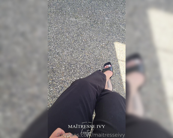 Maîtresse Ivy aka maitresseivy OnlyFans - 8min de dangling en extrieur Daprs toi combien de mecs ont regarder mes pieds