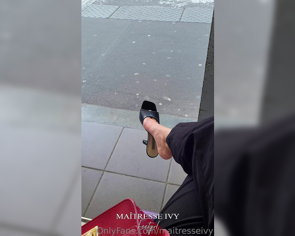 Maîtresse Ivy aka maitresseivy OnlyFans - 8min de dangling en extrieur Daprs toi combien de mecs ont regarder mes pieds