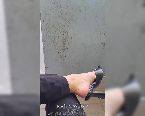 Maîtresse Ivy aka maitresseivy OnlyFans - 8min de dangling en extrieur Daprs toi combien de mecs ont regarder mes pieds