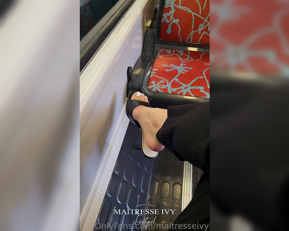 Maîtresse Ivy aka maitresseivy OnlyFans - 8min de dangling en extrieur Daprs toi combien de mecs ont regarder mes pieds