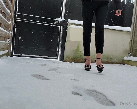 Maîtresse Ivy aka maitresseivy OnlyFans - Small steps in the snow