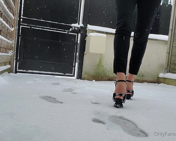 Maîtresse Ivy aka maitresseivy OnlyFans - Small steps in the snow