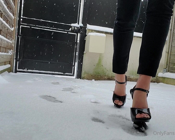 Maîtresse Ivy aka maitresseivy OnlyFans - Small steps in the snow