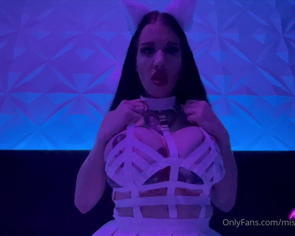 Miss Alessa Milano aka missalessamilano OnlyFans - Licking and scratching is my thing, yes you want to experience both hard and soft way,