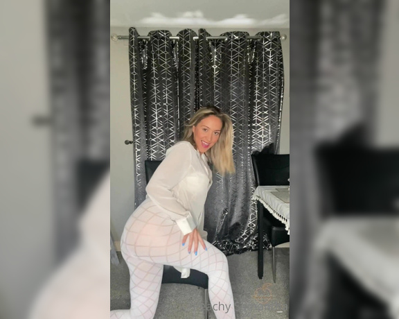 Peachy Samantha aka peachysamantha OnlyFans - Lady in white