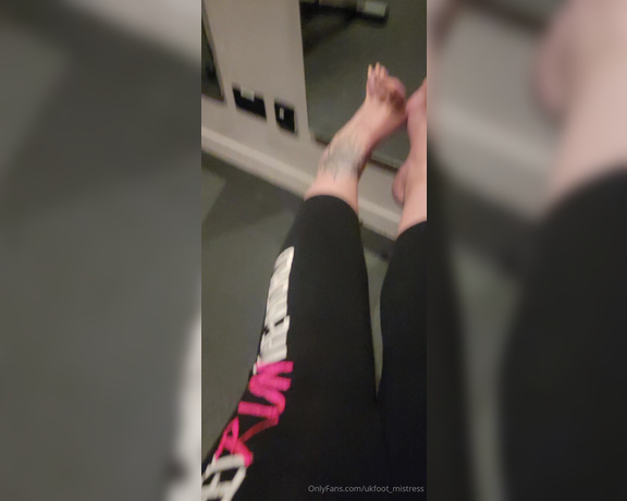 Mistress Cindy Ray aka ukfoot_mistress OnlyFans - Sweaty AND Dirty feet in the gym Working out in the hotels 24hr gym in the