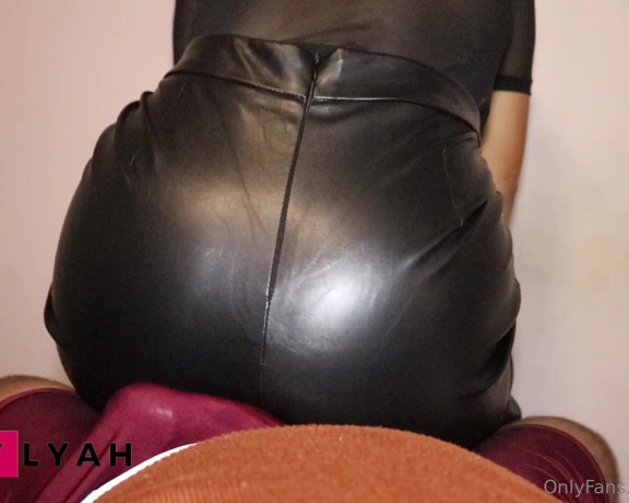 SexyLyah aka sexylyah OnlyFans - Hot Lap Dance wearing my Leather Pencil Skirt