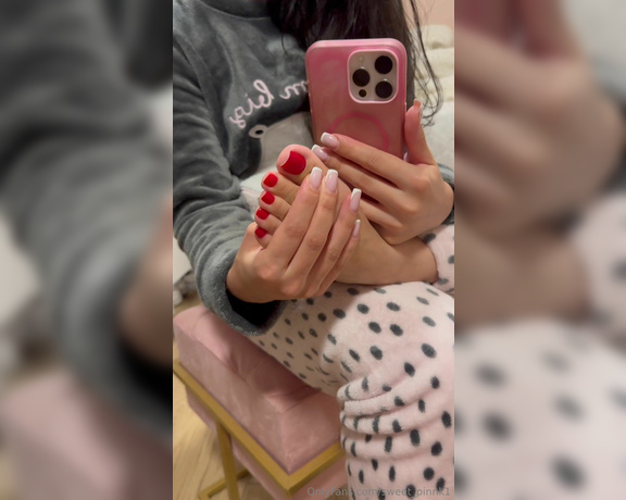 Sweetpinnk11 aka sweet_pinnk1 OnlyFans - Imagine those little fingers in your mouth Imagine esses dedinhos na sua boca