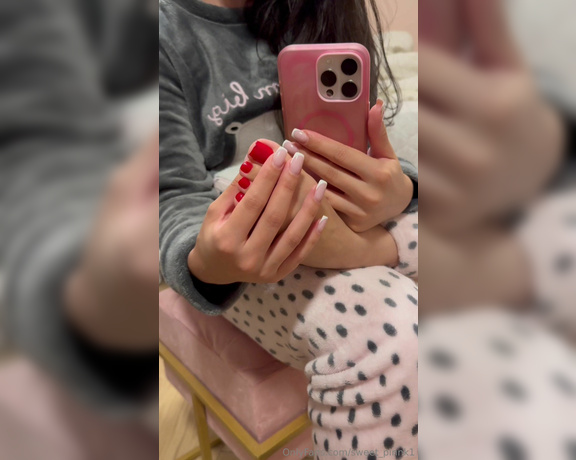 Sweetpinnk11 aka sweet_pinnk1 OnlyFans - Imagine those little fingers in your mouth Imagine esses dedinhos na sua boca