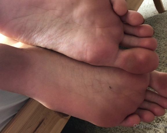 G0ddessofsoles aka g0ddessofsoles OnlyFans Video - stupid slave