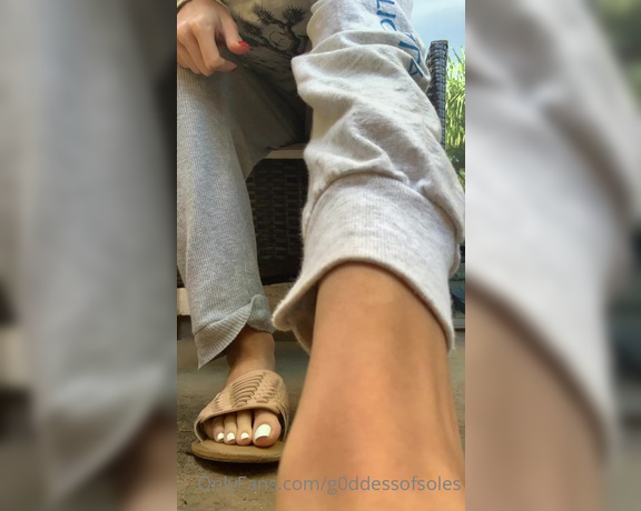 G0ddessofsoles aka g0ddessofsoles OnlyFans Video - Full shoe dangling video