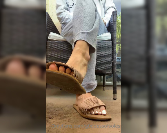 G0ddessofsoles aka g0ddessofsoles OnlyFans Video - Full shoe dangling video