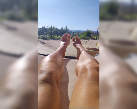 AtomicToez aka atomictoez_vip OnlyFans - Toes in the sun