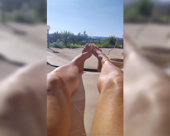 AtomicToez aka atomictoez_vip OnlyFans - Toes in the sun