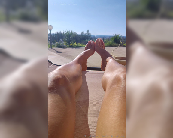 AtomicToez aka atomictoez_vip OnlyFans - Toes in the sun