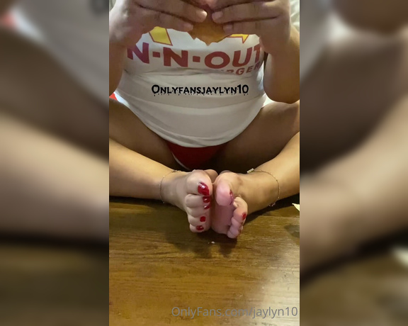 Jaylyn aka jaylyn10 OnlyFans - Eat some of the burger & had some sauce drip on my toes