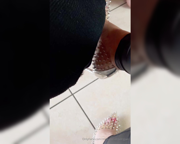 Miss Chanel Rodriguez aka misschanelrodriguez OnlyFans - Oggi pulizia scarpe con borchie con azione antibatterica e purificante per la lingua del povero Antonio