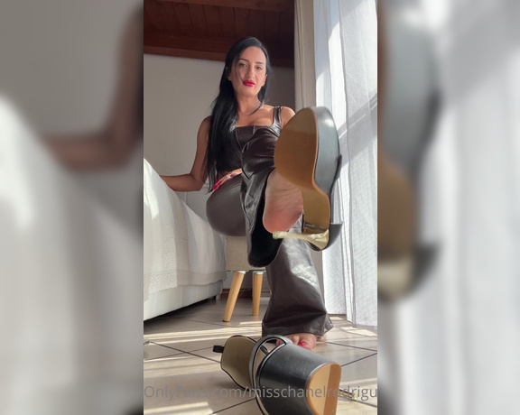 Miss Chanel Rodriguez aka misschanelrodriguez OnlyFans - Immaginavo che nessuno poteva resistere ancora a lungo senza vedere i miei splendidi piedini! Guarda come