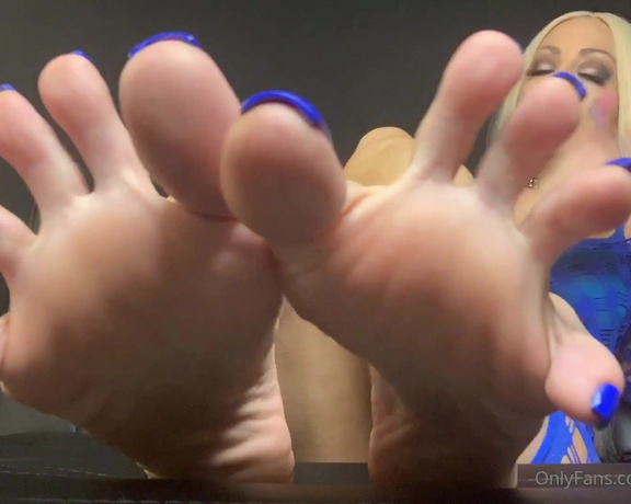 Britteni Bank aka bbankfetish OnlyFans - Sexy, wide, extreme toe spreads with bright blue toenails Stroke for my spreads!