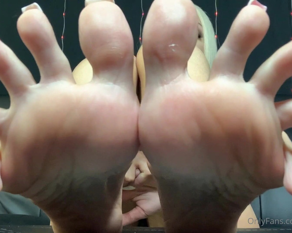 Britteni Bank aka bbankfetish OnlyFans - French tip toes! Sexy spreads, sexy soles Jerk off to me while I rub my pussy