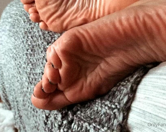 Goddess Alessa aka alescoulier OnlyFans - Count the wrinkles, send the amount