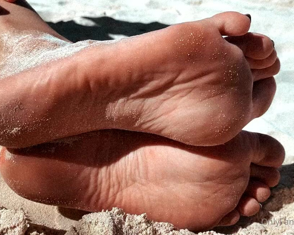 Goddess Alessa aka alescoulier OnlyFans - Torturing men at the beach like