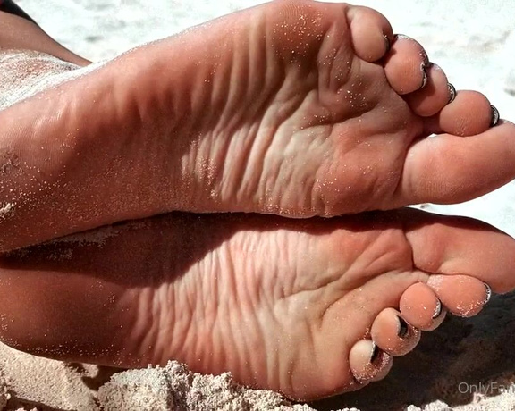 Goddess Alessa aka alescoulier OnlyFans - Torturing men at the beach like