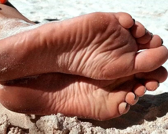 Goddess Alessa aka alescoulier OnlyFans - Torturing men at the beach like