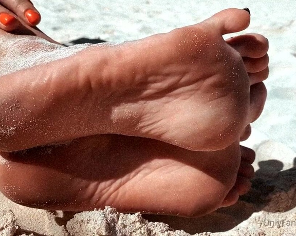 Goddess Alessa aka alescoulier OnlyFans - Torturing men at the beach like