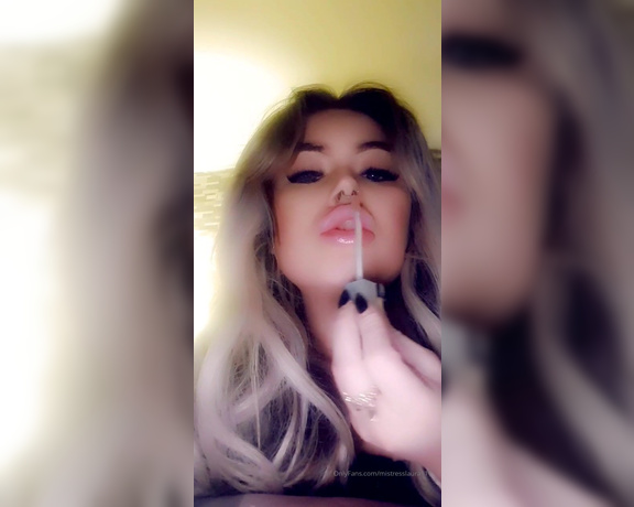 Miss Laura aka mistresslaura11 OnlyFans - Clip  Applying Lip gloss to my big, juicy lips!