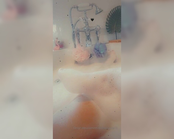 Miss Laura aka mistresslaura11 OnlyFans - Clip  Enjoying a bubble bath