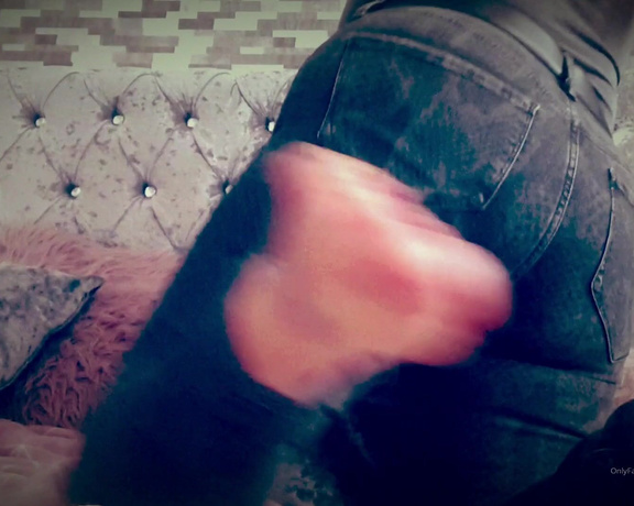 Miss Laura aka mistresslaura11 OnlyFans - FULL CLIP  My big bouncy arse in tight denim jeans is enough to turn you