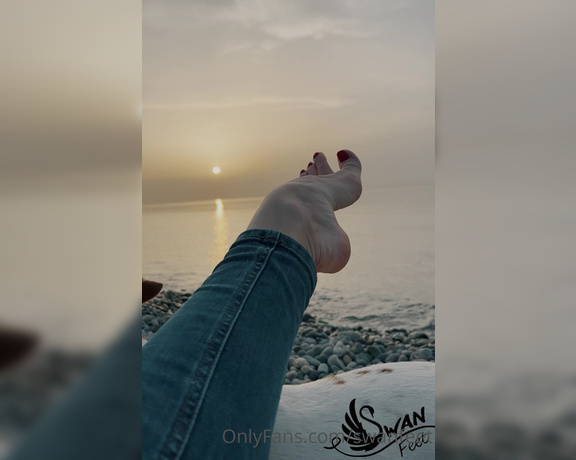 Swan Feet aka swanfee OnlyFans - Beautiful sunset and bare feet close up High arches of your dream